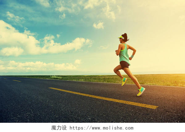 在城市道路上运行的年轻健身体育女人奋斗运动健身户外跑步